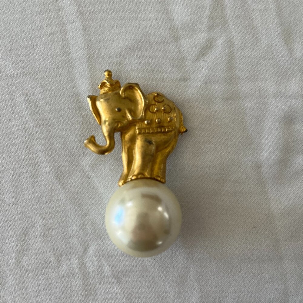 VINTAGE ELIZABETH ARDEN SIGNED ELEPHANT ON BALL PEARL BROOCH PIN